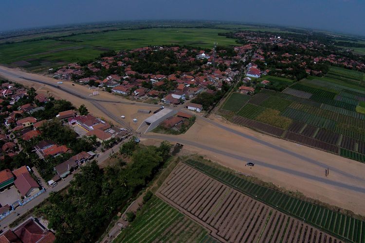 Rumah Darsiti di dalam areal Tol Pejagan-Brebes Timur, Brebes, Jawa Tengah (13/7/2015). Hingga kini pembebasan lahan rumah Darsiti belum selesai akibat tidak terjadi kesepakatan harga ganti rugi tanah. KOMPAS IMAGES/KRISTIANTO PURNOMO