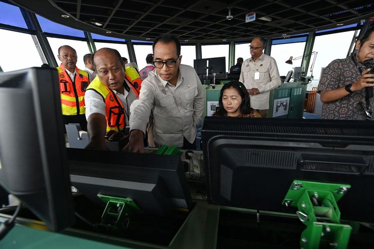 Menteri Perhubungan Budi Karya Sumadi saat meninjau pergerakan pesawat dan penumpang pada masa libur Lebaran 2024 di Bandara Soekarno-Hatta (Soetta), Jumat (12/4/2024). 