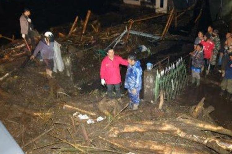 Proses evakuasi material untuk mencari keberadaan Fery dan anaknya yang dilaporkan terpendam di Dusun Gintung, Desa Bulukerto, akibat banjir bandang di Batu. 
