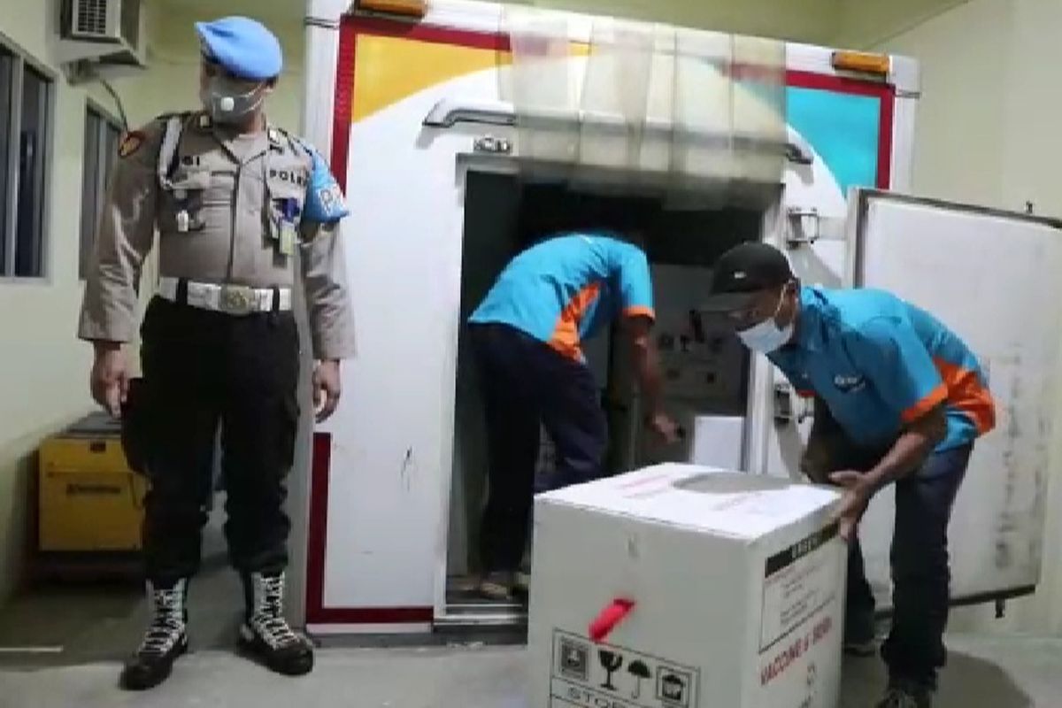 Gudang farmasi Dinas Kesehatan Pemprov Jawa Tengah di Kawasan Industri Tambakaji dijaga ketat oleh personel kepolisian