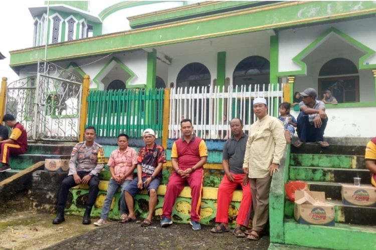 Kapolsek Serasan Iptu Malik Mardiansyah saat melakukan gotong royong bersama warga pulau Serasan.