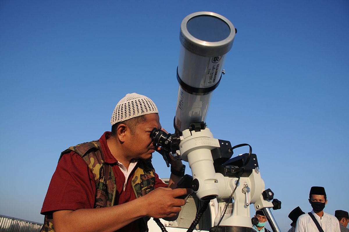 Officers looking at the position of the hilal during rukyat hilal activities at IAIN Madura, Pamekasan, East Java, Tuesday, July 21. 