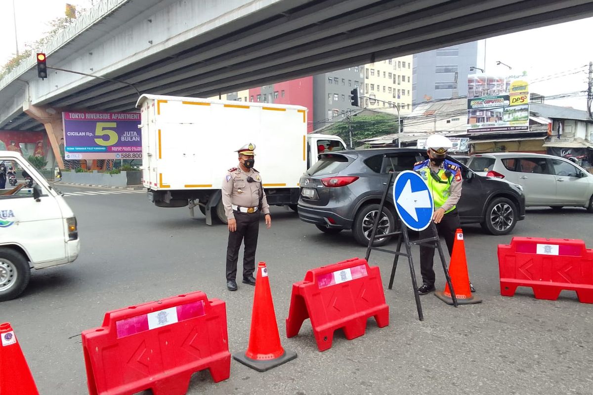 Satuan Lantas Polres Metro Jakarta Barat dan Sudin Perhubungan Jakarta Barat melakukan uji coba rekayasa lalu lintas di simpang Pesing, Daan Mogot, Pesing, Jakarta Barat, pada Selasa (12/7/2022). 