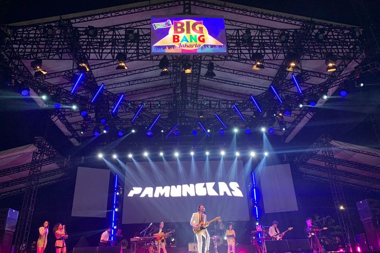 Penyanyi Pamungkas saat tampil di Big Bang Jakarta 2022, JIExpo Kemayoran, Jakarta Pusat pada Sabtu (30/4/2022). 