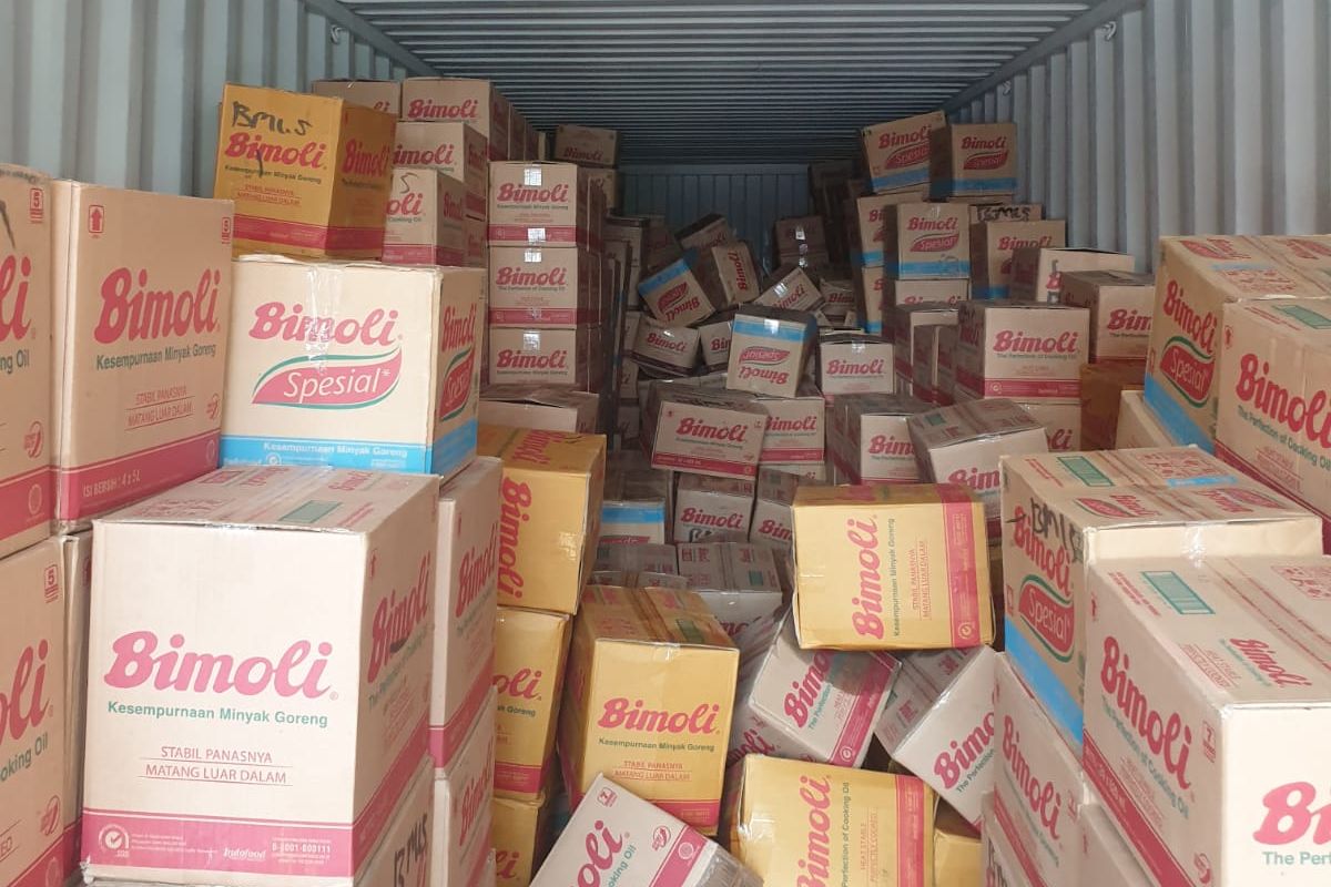 Minyak goreng yang diduga diekspor secara ilegal dari Terminal Tanjung Priok, Jakarta Utara.