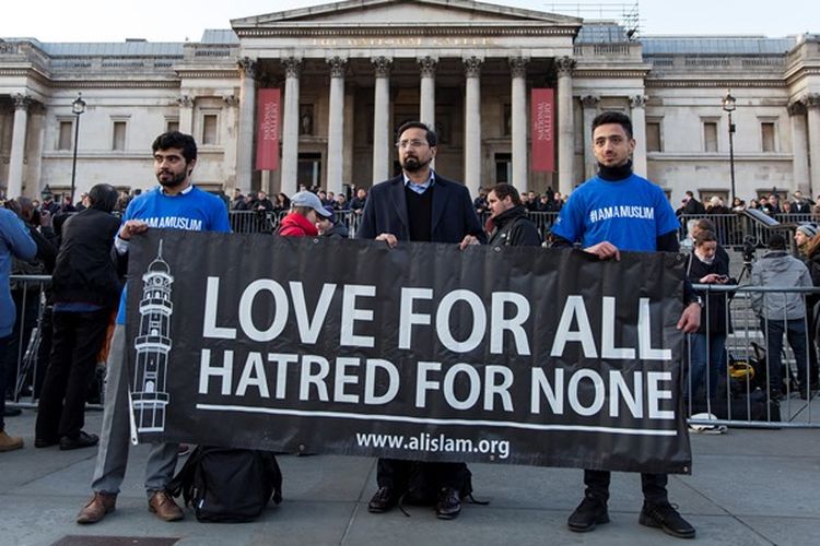 Anggota sebuah organisasi bernama Al-Islam ikut terlibat dalam aksi doa mengenang para korban aksi teror London, Kamis (23/3/2017), di Trafalgar Square. 