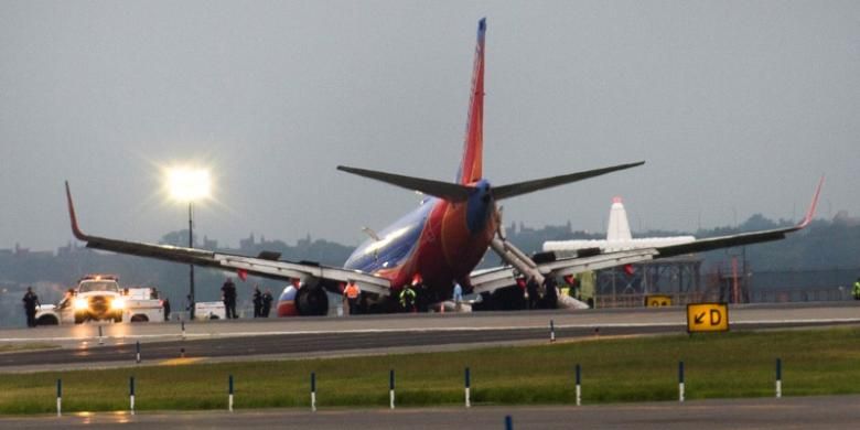 Pesawat terbang Boeing 737 milik Southwest Airlines tergelincir di bandara LaGuardia, New York setelah mengalami kerusakan roda pendarat. Insiden ini mengakibatkan 10 orang terluka.