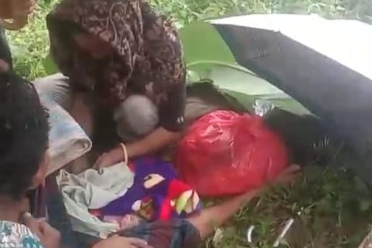 Seorang ibu hamil bernama Maria Mba'a (37) warga Desa Liakutu, Kecamatan Mego, Kabupaten Sikka, melahirkan di tengah jalan pada Jumat (22/3/2024).
