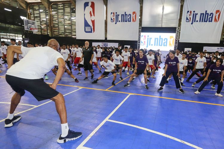 Suasana saat Jr NBA Day di Cilandak Sports Center Jakarta, Selasa (13/9/2022). Sejumlah 300 pelajar dari seluruh DKI Jakarta ambil bagian dalam event yang diselenggarakan NBA dalam merayakan delapan tahun kerja sama dengan Pengprov DKI Jakarta.
