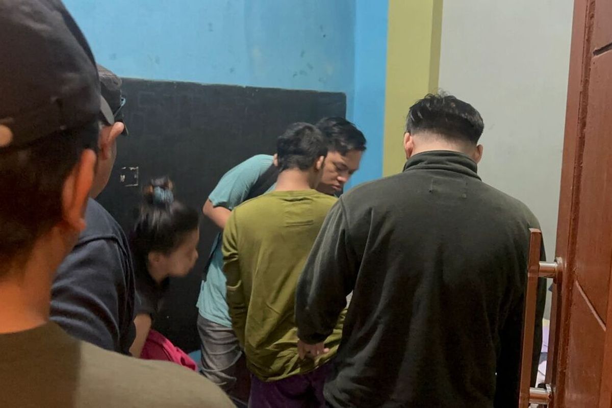 Dua terduga pelaku pengeroyokan terhadap pria hidung belang yang diamankan Polsek Mamajang di salah satu indekos, Jalan Inspeksi Kanal Selatan, Kecamatan Mamajang, Kota Makassar, Sulsel, belum lama ini.