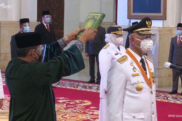 Foto tangkapan layar Presiden Joko Widodo melantik tiga pasang gubernur dan wakil gubernur masa jabatan 2021-2024, Kamis (25/2/2021), di Istana Negara, Jakarta. 