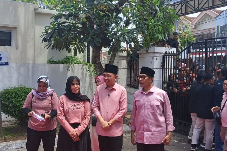 Bacalon bupati dan wakil bupati Jember Fawait-Djoko saat mendaftar ke KPU Rabu (28/8/2024)