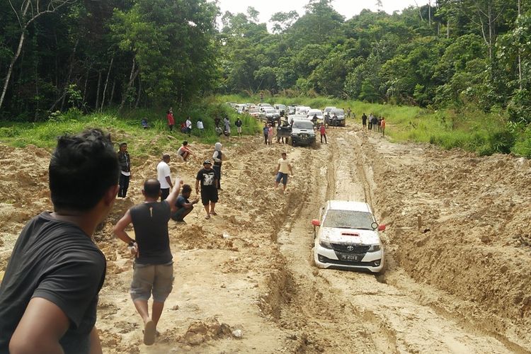 Ruas Jalan Trans Papua Barat Manokwari-Bintuni, tepatnya di Mameh Kabupaten Manokwari Selatan, yang rusak parah disaat hujan turun. 