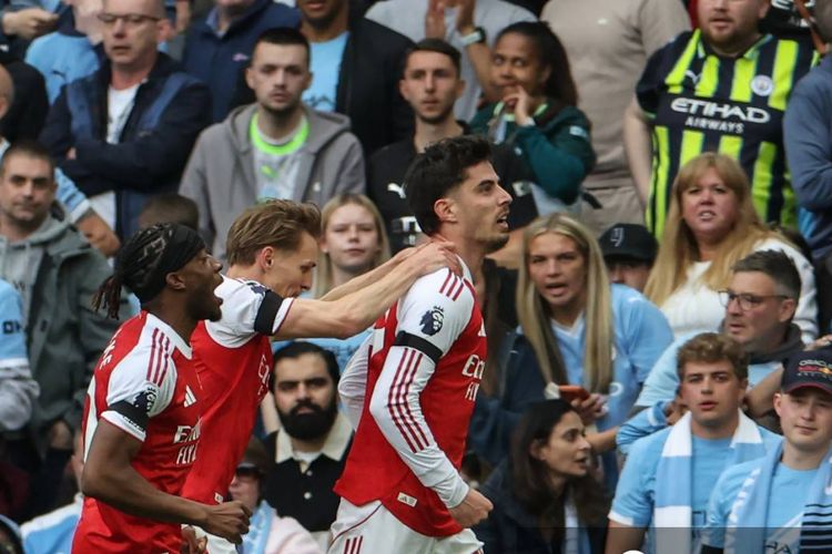 Penyerang Arsenal, Kai Havertz, merayakan gol pada laga Liga Inggris antara Manchester City dan Arsenal di Stadion Etihad di Manchester, barat laut Inggris, pada 19 April 2026.