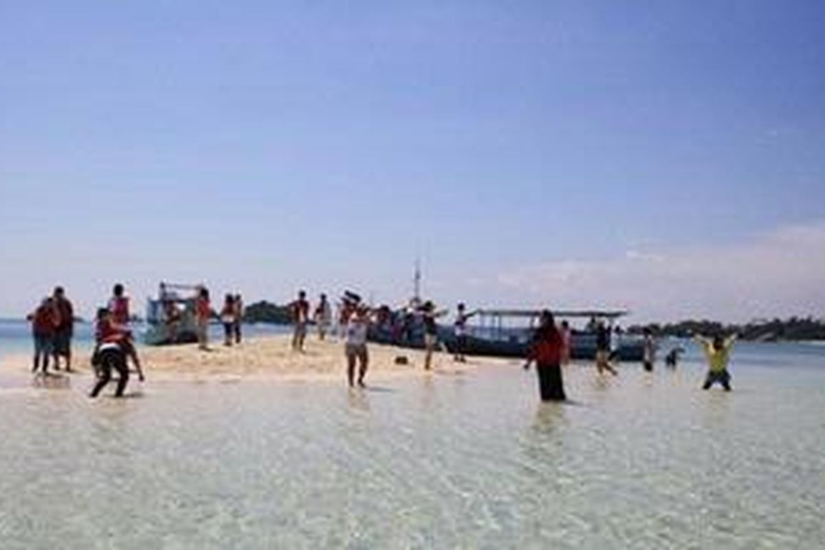 Pulau Pasir Belitung merupakan gosong di perairan Kabupaten Belitung yang sering dikunjungi wisatawan.