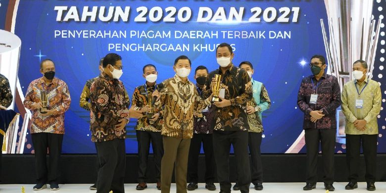 Wali Kota (Walkot) Semarang Hendrar Prihadi saat menerima penghargaan Piagam Penghargaan Pembangunan Daerah 2021 secara langsung dari Menteri PPN / Kepala Bappenas Suharso Monoarfa di kantor Bappenas, Jalan Taman Untung Suropati, Jakarta Pusat, Kamis (25/11/2021).
