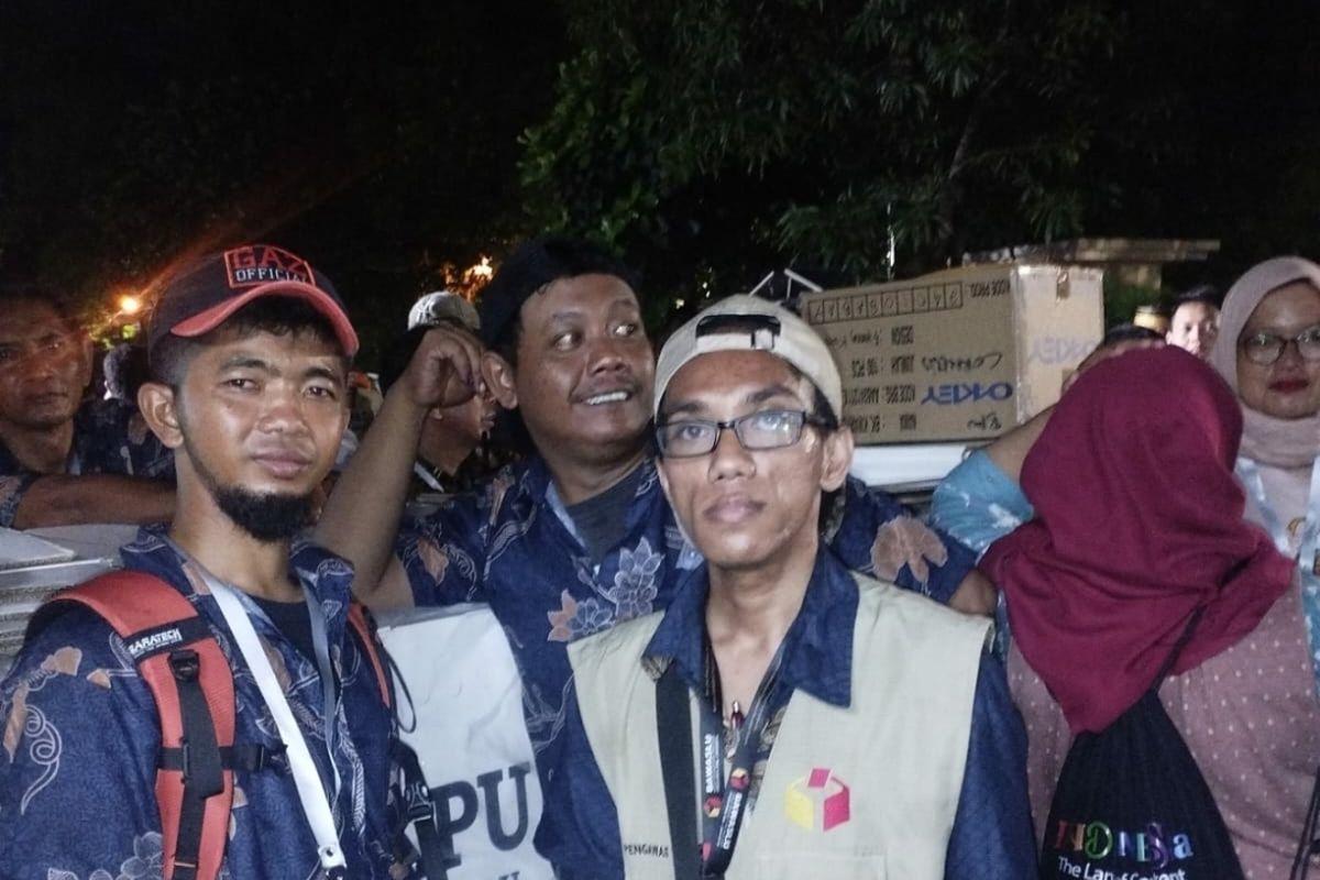 Atanasius Kurnia Seran (26) menjadi salah satu pengawas tempat pemungutan suara (PTPS) di TPS 27 RW 003 Kelurahan Warakas, Tanjung Priok, Jakarta Utara pada Rabu (14/2/2024). 