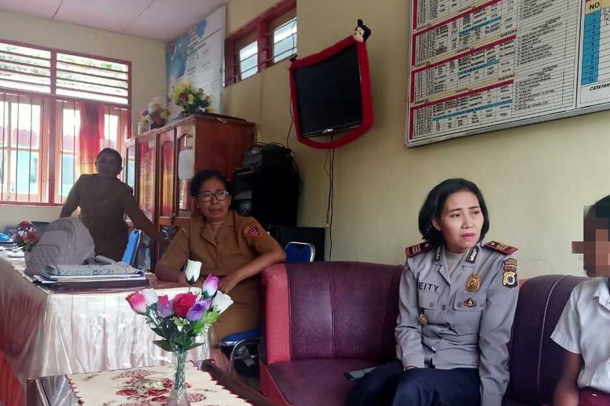 Kapolsek Baguala, Ambon AKP Meity Jacobus saat berbincang dengan CT (12) siswi SD yang nyaris diculik oleh pria bertopeng, Selasa (10/1/2023)