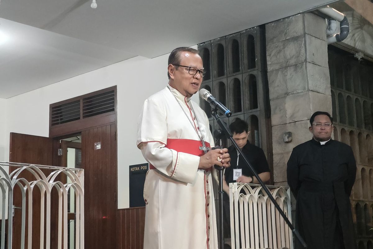 Uskup Agung Jakarta, Kardinal Ignatius Suharyo, saat jumpa pers di Gereja Katedral, Jakarta Pusat, Kamis (24/4/2025) malam.