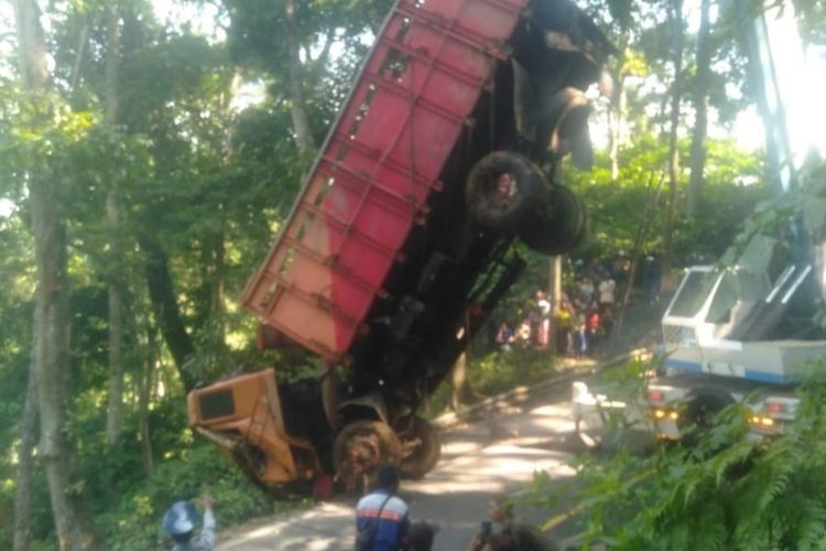 Proses evakuasi truk yang masuk jurang di jalur Gumitir 