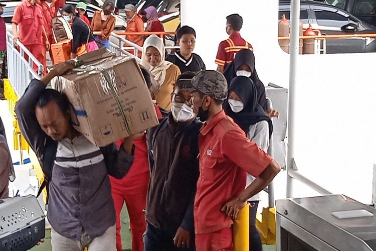 Penumpang pejalan kaki turun dari kapal Ferry di dermaga 2 Pelabuhan Bakauheni, Kamis (28/4/2022). Ribuan penumpang telah menyeberangi Selat Sunda dalam arus mudik 2022.