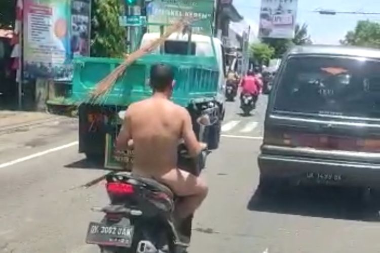 Tangkapan layar video seorang pria tak dikenal mengendarai sepeda motor tanpa busana di Buleleng, Provinsi Bali.