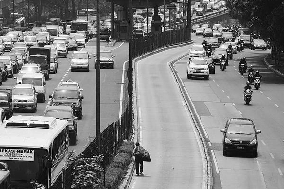 Pejalan kaki berjalan di jalur busway di Jalan MT Haryono, Jakarta, Senin (10/10). Perilaku warga yang tidak disiplin sangat membahayakan dan rawan kecelakaan.