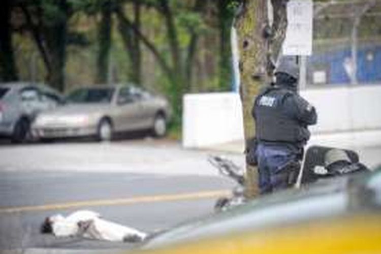 Pria berbaju panda tergeletak di depan stasiun televisi FOX45, Baltimore, AS, setelah ditembak polisi setempat karena mengancam akan meledakkan gedung tersebut.