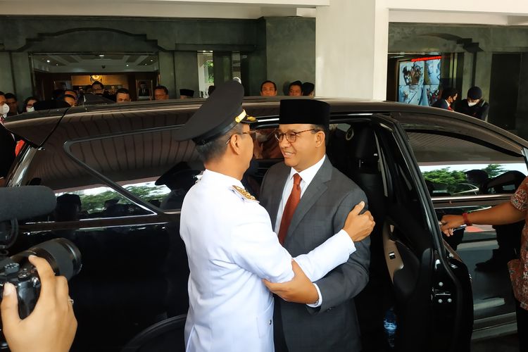 Eks Gubernur DKI Jakarta Anies Baswedan berpelukan dengan Penjabat (Pj) Gubernur DKI Jakarta Heru Budi Hartono selepas serah terima jabatan di kantor Kementerian Dalam Negeri (Kemendagri), Senin (17/10/2022).