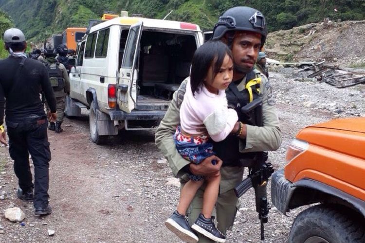 Warga yang diisolasi oleh kelompok kriminal bersenjata dievakuasi dari Kampung Kimberly, Kampung Banti, menuju Tembagapura, dengan pengawalan ketat personel TNI dan Polri pada Jumat (17/11/2017) sekitar pukul 11.00 WIT.  