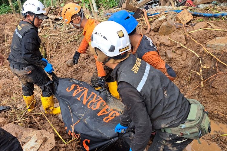 SUKABUMI,KOMPAS.com - Korban tertimbun tanah longsor di Desa Kertajaya, Kecamatan Simpenan, Kabupaten Sukabumi, Jawa Barat bernama Mondi berhasil ditemukan pada Selasa (11/3/2025) sore.