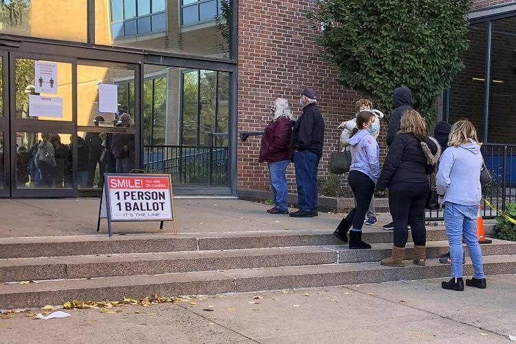 Para pemilih menunggu dalam antrean di luar gedung pemerintah daerah Bucks di Doylestown, Pinggiran kota Philadelphia, pada Senin, 2 November 2020. Beberapa mengatakan mereka menerima kabar bahwa surat suara mereka bermasalah dan perlu diperbaiki secara berurutan untuk menghitung.