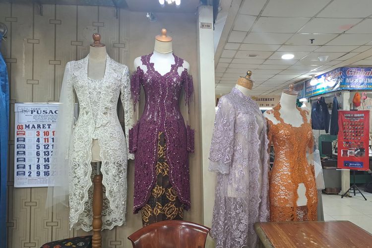 Model baju kebaya yang banyak dipesan di toko Joni Fashion, Blok M, Senin (18/3/204)