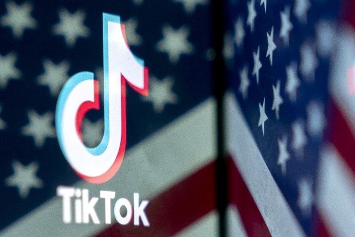 Ilustrasi logo TikTok dan bendera Amerika Serikat.