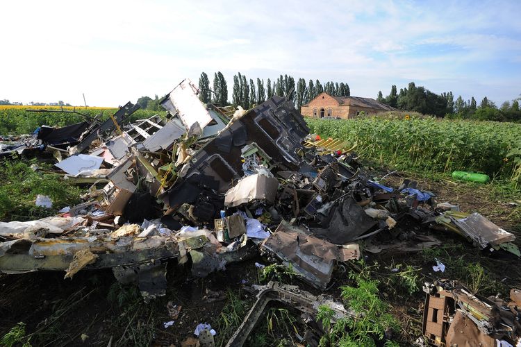 Gambar yang diambil pada 19 Juli 2014 memperlihatkan puing Malaysia Airlines MH17, dua hari setelah pesawat itu jatuh di Rassipnoe, kawasan yang dikuasai pemberontak di timur Ukraina. Sebanyak 298 tewas dalam insiden ketika pesawat hendak terbang dari Amsterdam ke Kuala Lumpur.