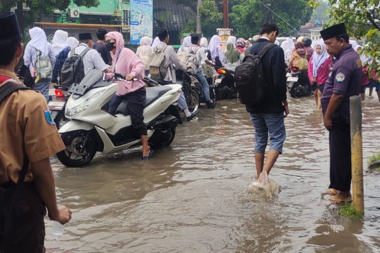 Suasana akibat banjir di Kawasan Pondok Pesantren Darul Ulum Rejoso, Peterongan, Kabupaten Jombang, Jawa Timur, Senin (9/6/2025) pagi.