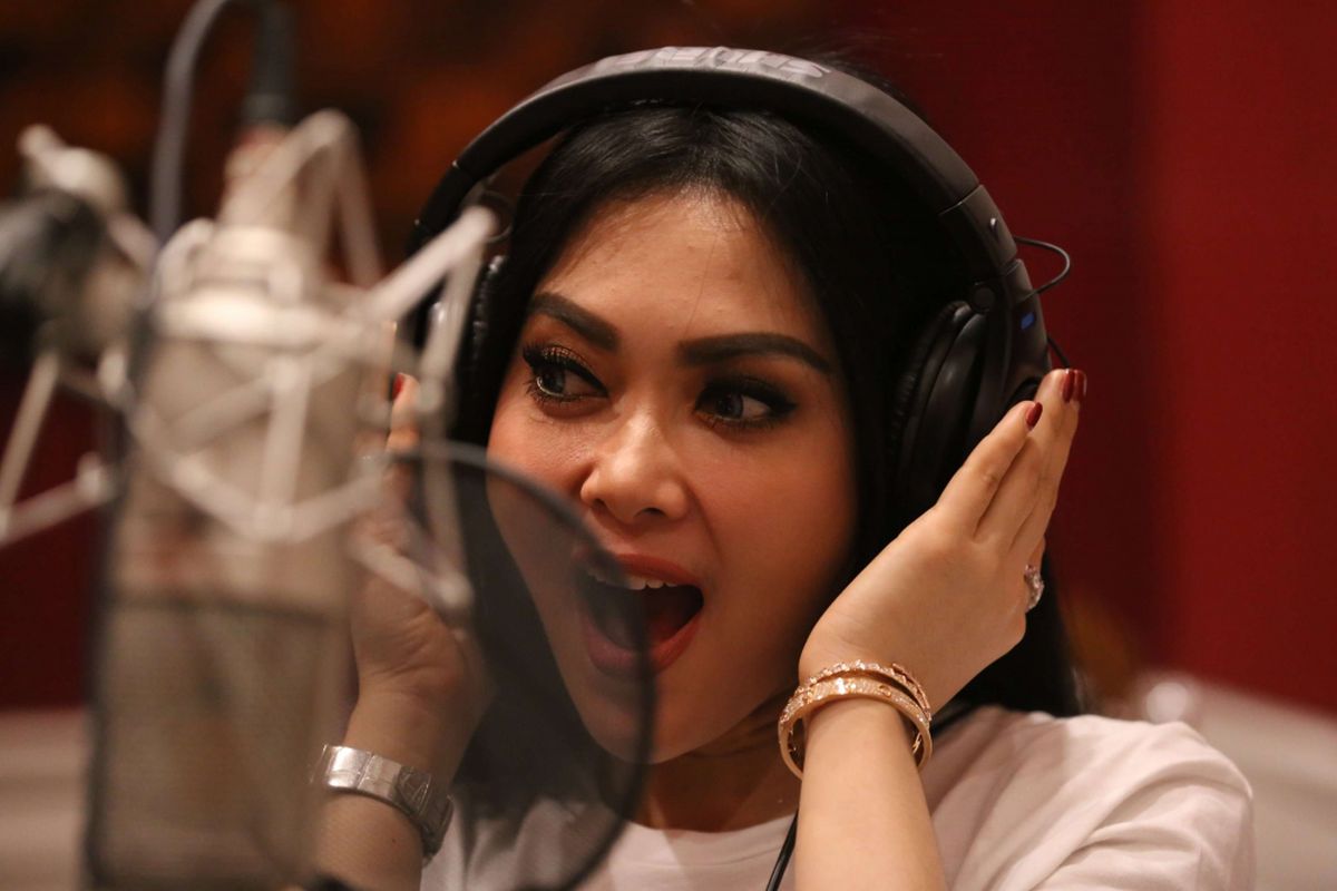 Syahrini saat take vokal di Studio milik Melly Goeslaw, Bintaro, Tangerang Selatan, Banten, Kamis (22/02/2018). Ia menjalani proses rekaman ini untuk soundtrack film terbarunya yang berjudul Bodyguard Ugal-Ugalan yang akan rilis pada bulan Juli mendatang.