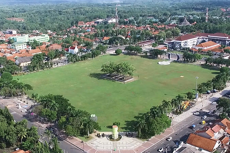 Alun-Alun Purworejo yang disebut alun-alun terbesar di Jawa Tengah.