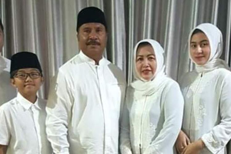 Abdullah Tuasikal dan istrinya Miranti Dewaningsih bersama putra putri mereka