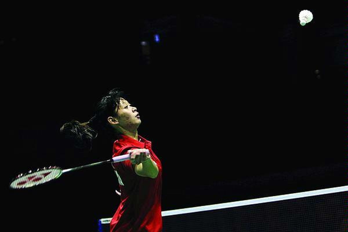 Pemain tunggal tim Uber Indonesia, Maria Febe Kusumastuti,  mengembalikan bola kepada pemain Hongkong, Mong Kwan Yi, dalam babak play off penyisihan Piala Uber zona Asia di Makau Forum, Makau, Minggu (19/2).