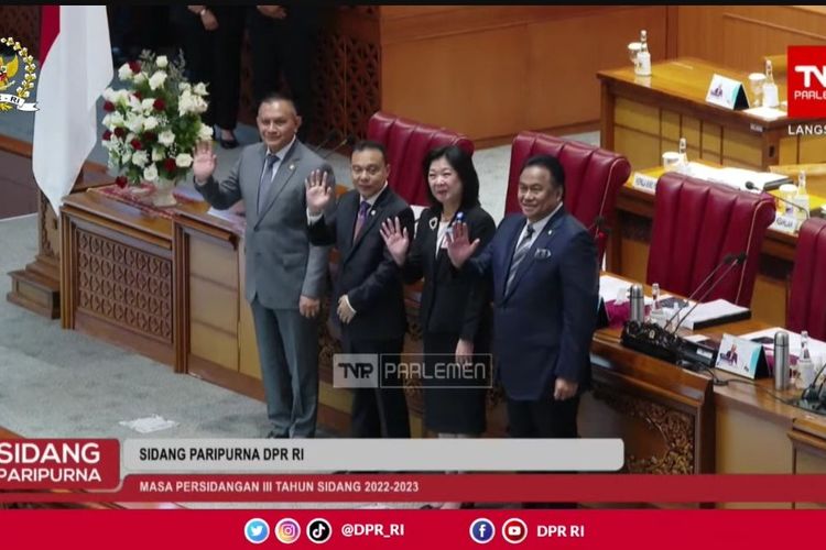 (tengah kiri dan kanan) Wakil Ketua DPR Sufmi Dasco Ahmad dan Deputi Gubernur BI terpilih Filianingsih Hendarta saat Sidang Paripurna DPR RI, Selasa (14/2/2023).