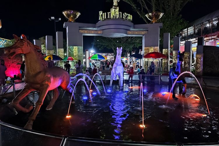 Patung Kuda Ikon Alun alun Kota Kuningan Jawa Barat. Lokasi ini memiliki daya tarik air mancur dan lampu yang menyala di malam hari. Sejumlah warga mengelilingi lokasi ini pada Sabtu (14/1/2023)