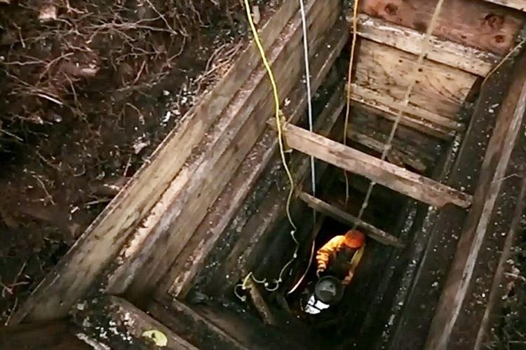 Seorang arkeolog di lokasi penggalian di Pulau Triquet, Kanada. Arkeolog menemukan sebuah permukiman berusia 14.000 tahun lalu, yang diklaim sebagai situs kuno lebih tua dari piramida Mesir.