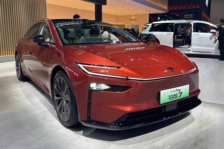 Melihat Langsung Sedan Listrik Toyota bZ7 di Beijing Auto Show 2026
