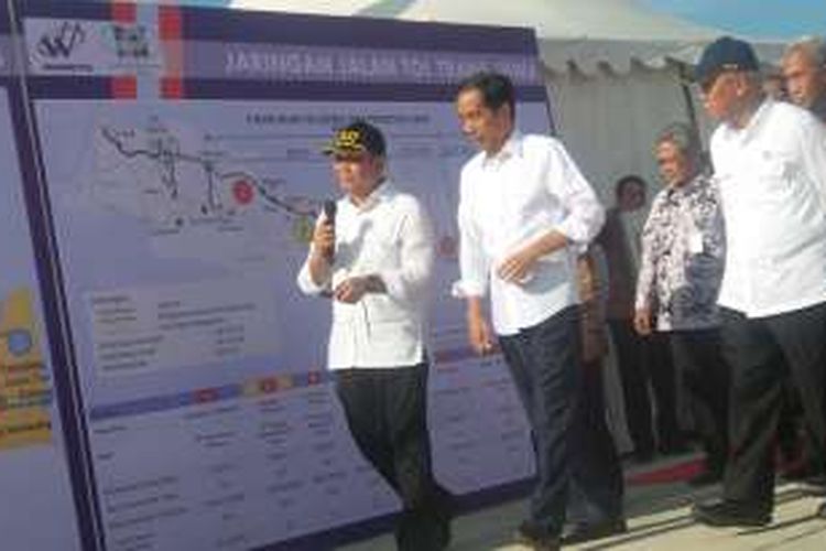 Presiden Joko Widodo saat meresmikan tol Pejagan-Pemalang seksi I dan II, Kamis (16/62016)