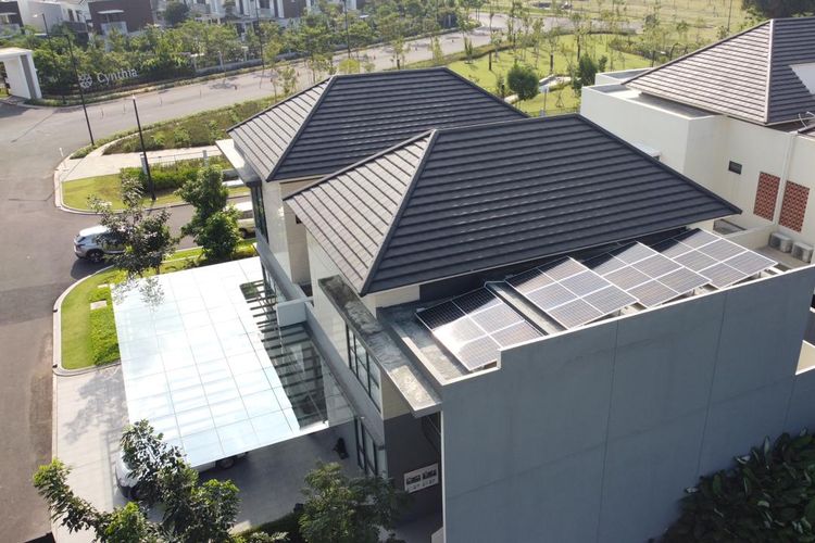 Salah satu teknologi Bran Powerhome Energy Storage System yang terpasang di atap bangunan perumahan