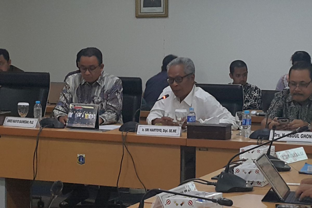 Gubernur terpilih DKI Jakarta Anies Baswedan (kiri) dan Direktur Jenderal Cipta Karya Kementerian PUPR Sri Hartoyo (kemeja putih) di Gedung DPRD DKI Jakarta, Jalan Kebon Sirih, Selasa (10/10/2017).