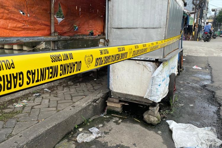 Tempat kejadian perkara (TKP) pembakaran dua orang di jembatan Jalan Jelambar Aladin, Penjaringan, Jakarta Utara, Rabu (4/1/2023) malam. Garis polisi telah dipasang di lokasi kejadian tersebut. 