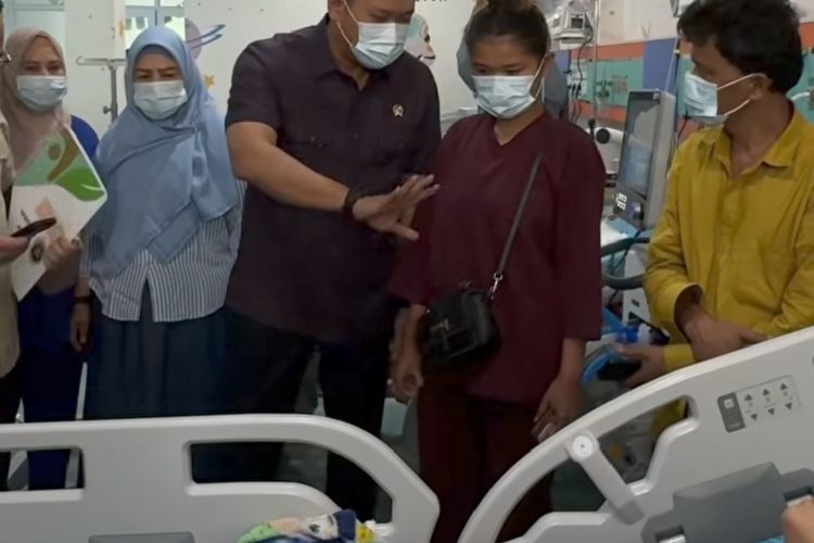 Jenguk Korban Keracunan MBG Berastagi, Kepala BGN: Perasaan Saya antara Sedih dan Marah