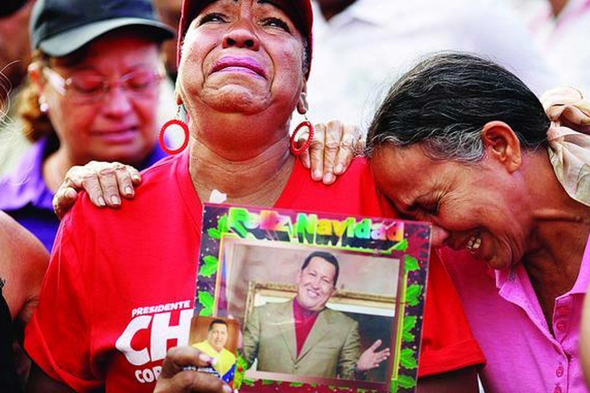   Pendukung Presiden Venezuela Hugo Chavez menangis di depan rumah sakit militer di Caracas, Venezuela, Rabu (6/3), sehari setelah Chavez meninggal dalam usia 58 tahun. Pemerintah Venezuela menetapkan masa berkabung selama tujuh hari. Sejumlah pemimpin negara akan menghadiri pemakaman Chavez, Jumat (8/3).